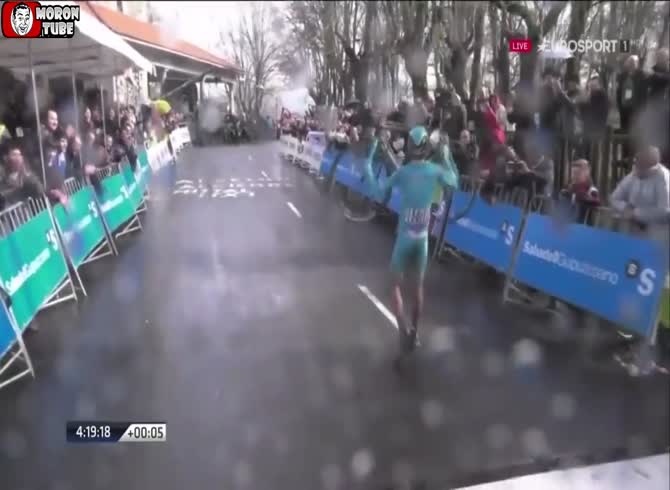 Video :This biker may walk across the finish line since he is that far ahead of his rivals!